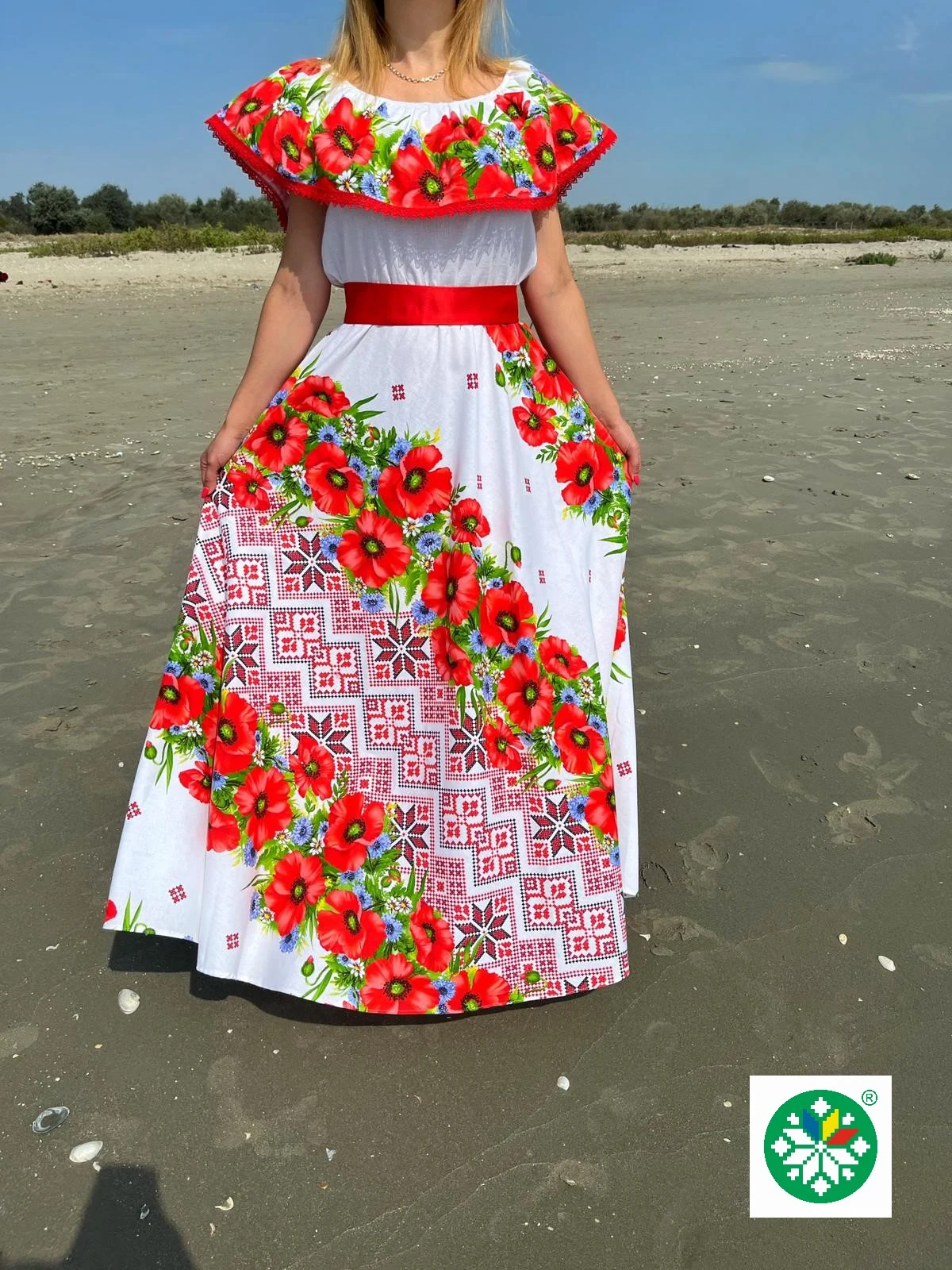 Tanara in costum traditional romanesc