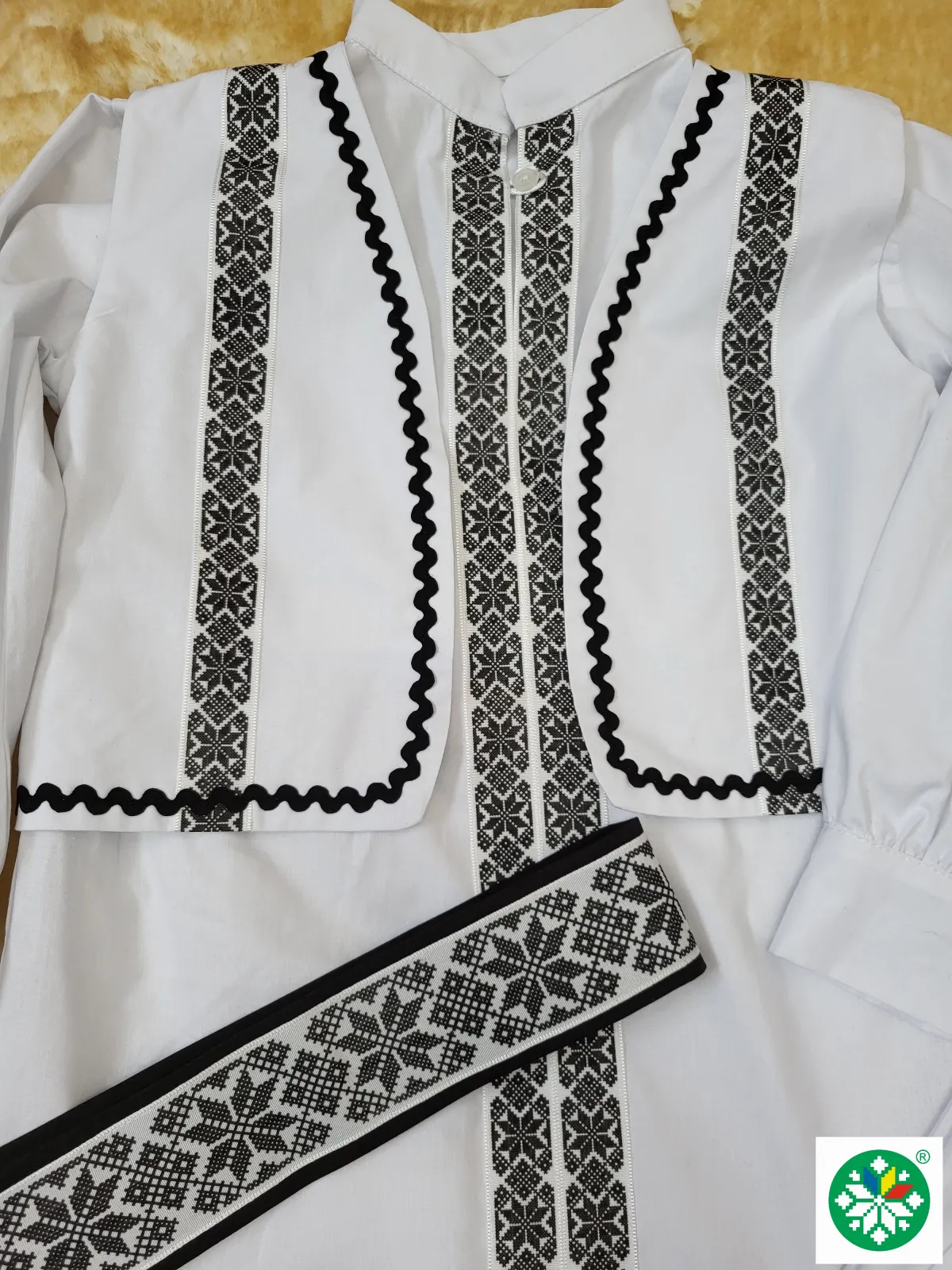 Costum traditional pentru baieti model 7