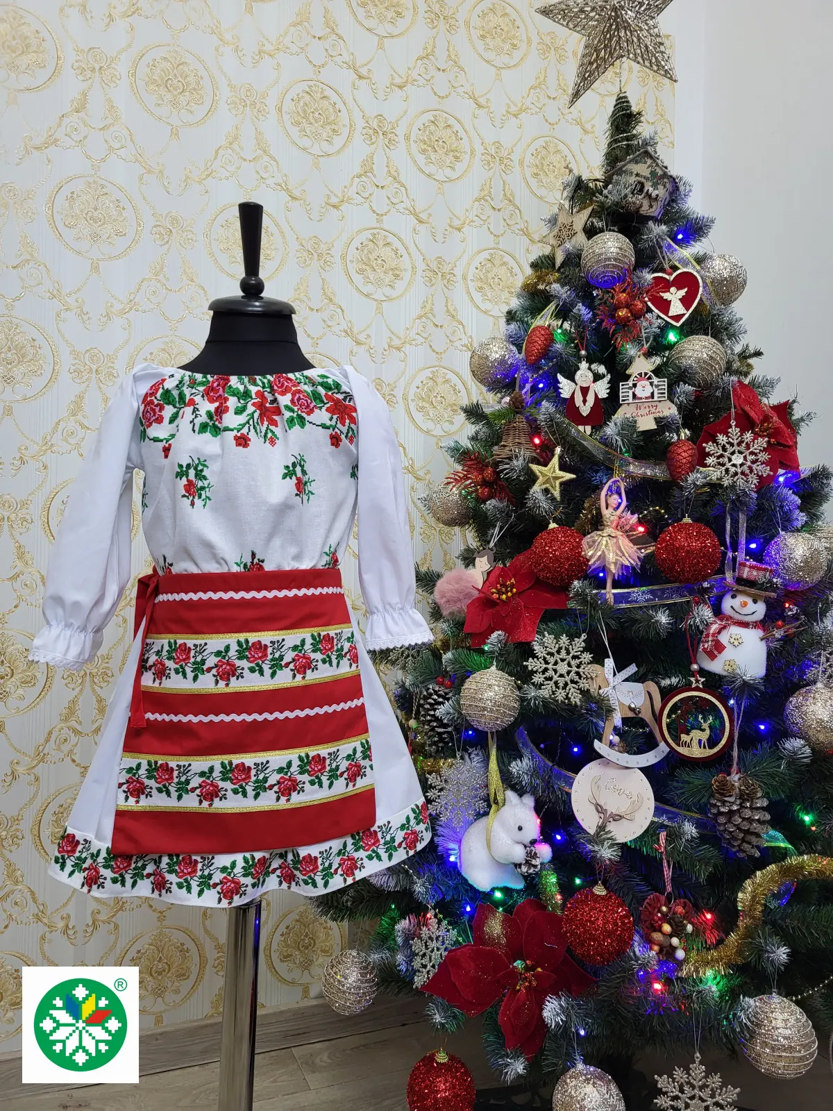 Costum traditional pentru fete model 2