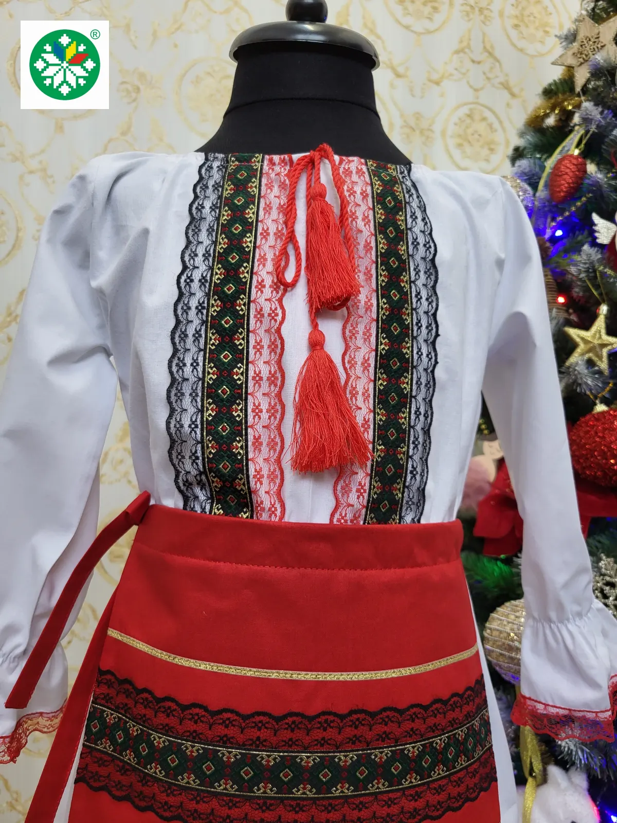 Costum traditional pentru fete model 3