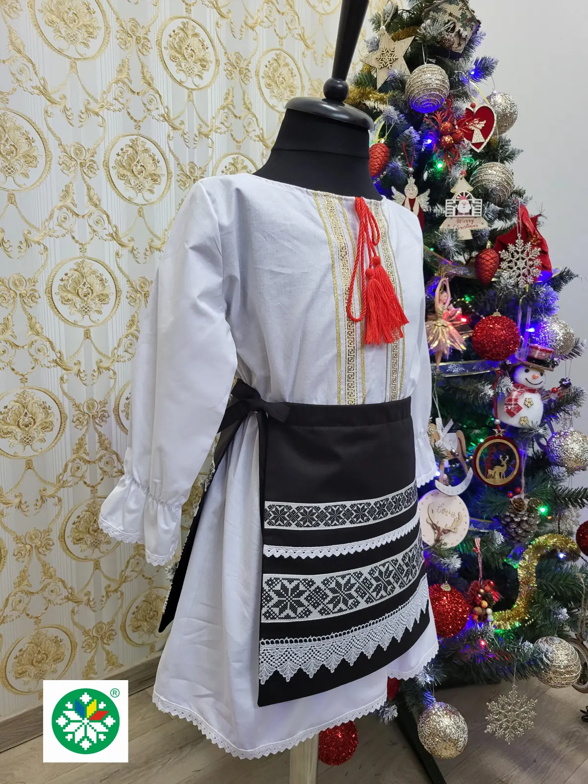 Costum traditional pentru fete model 7