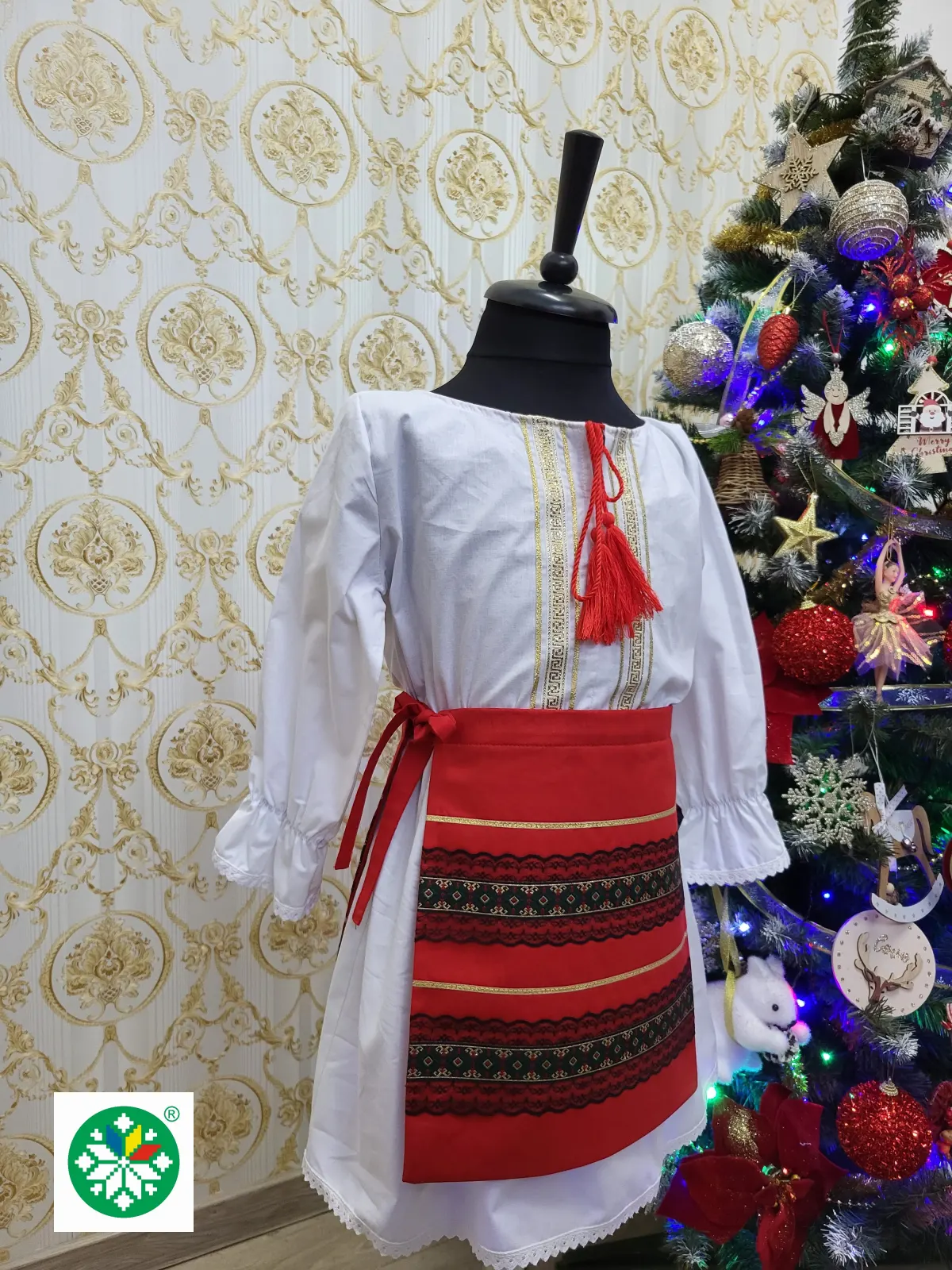 Costum traditional pentru fete model 8