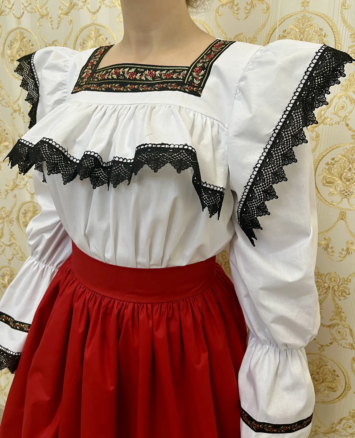 Ie traditionala Ana-Maria