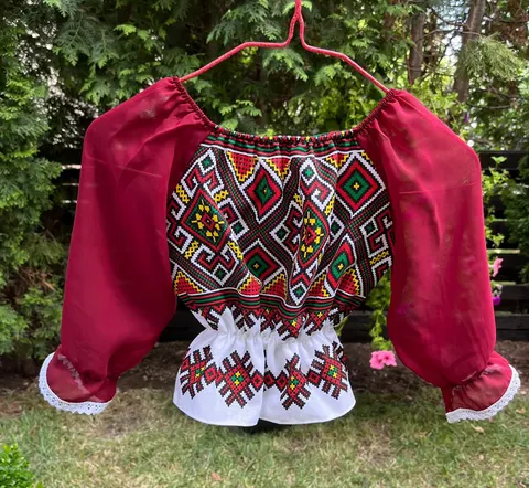 Ie traditionala fetita Eliza