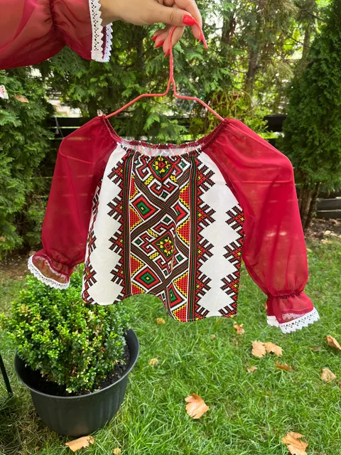 Ie traditionala fetita Teodora