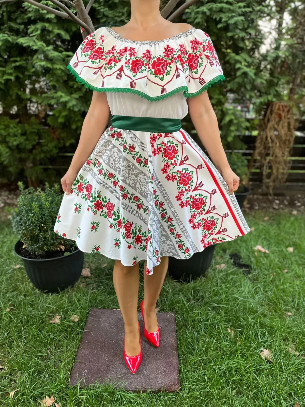Rochie traditionala scurta Minerva